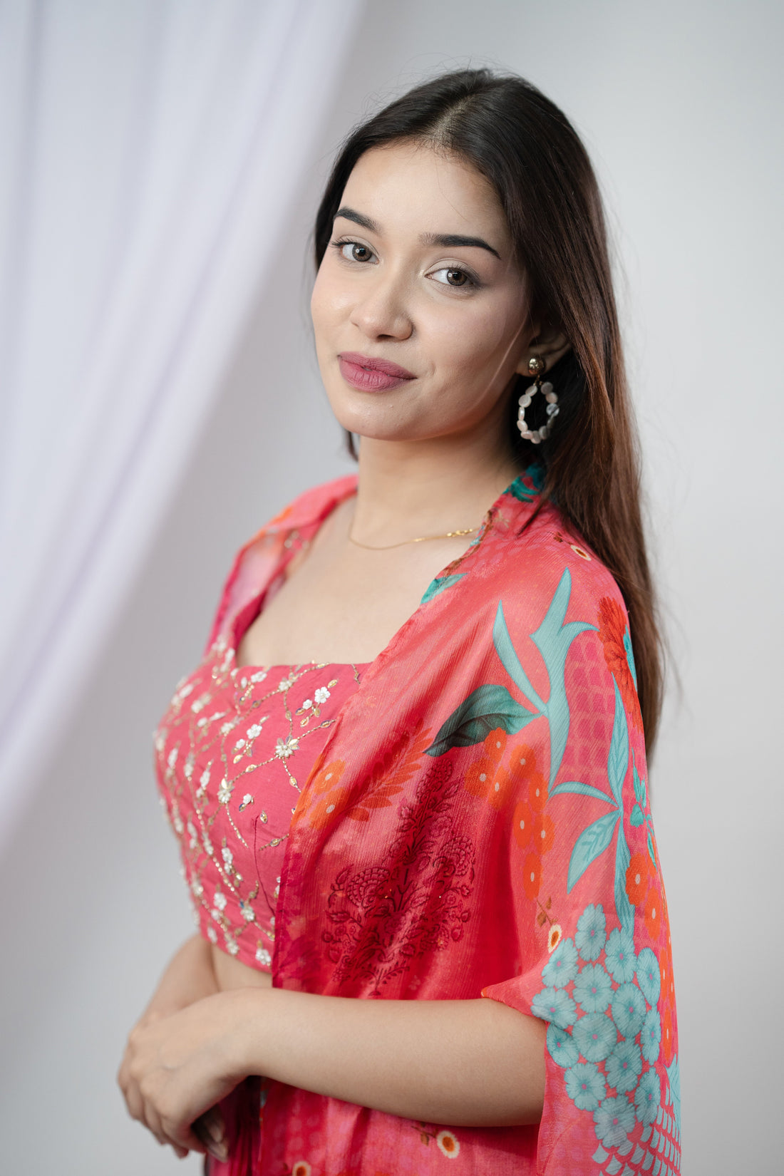 What type of ethnic outfits should a curvy girl wear for a party